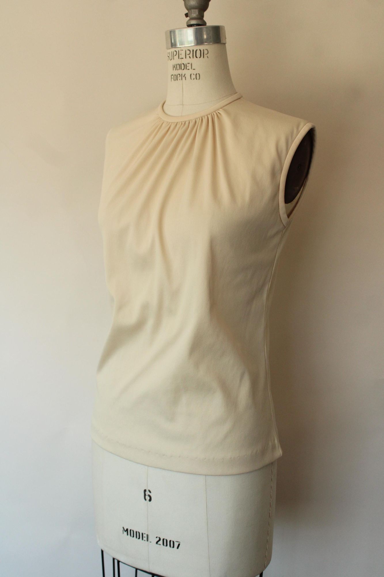 Vintage Vintage 1970s 1980s Blouse, Teddi Sleeveless Shirt with Gath Size M / US 6-8 / IT 42-44 - 7 Thumbnail