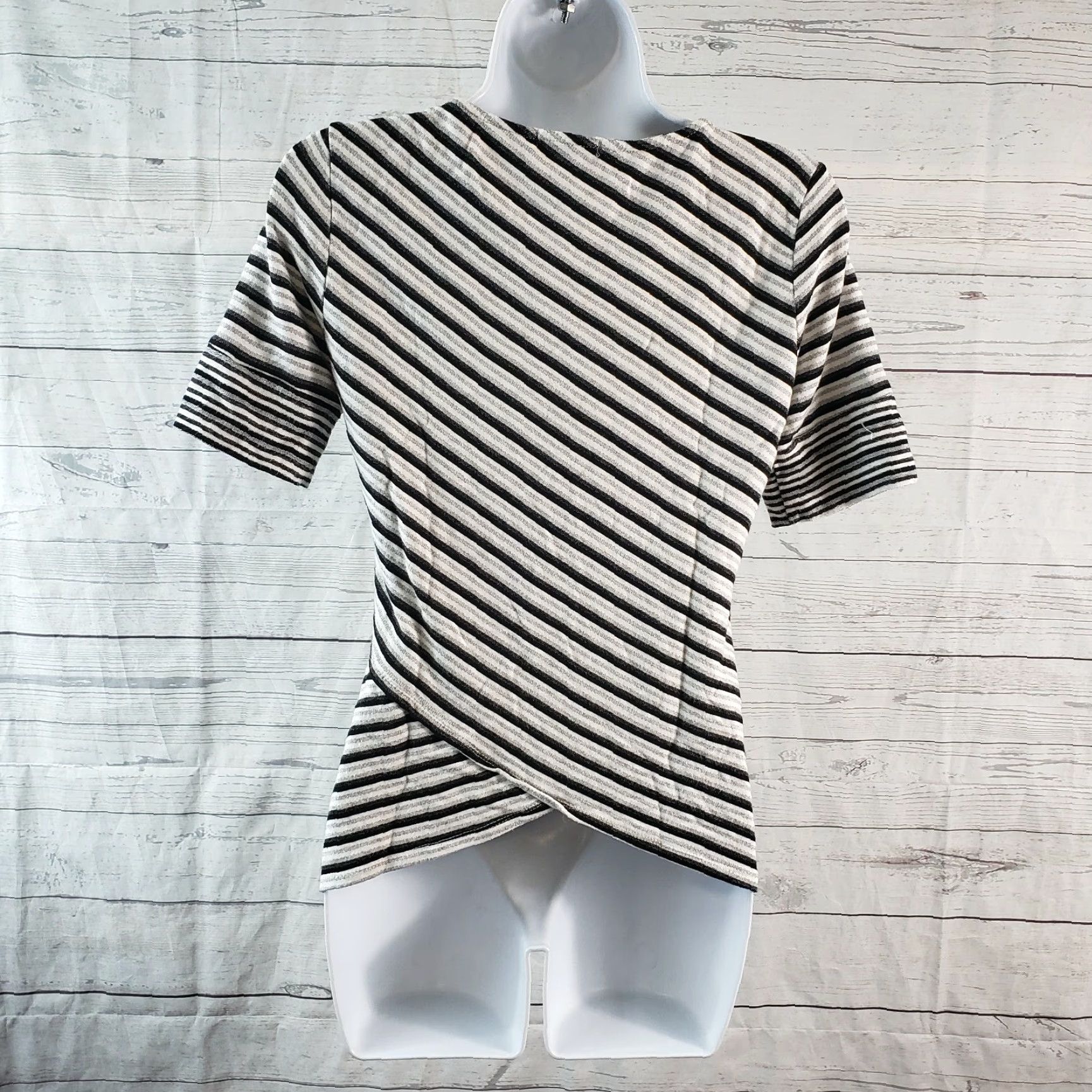 Vintage Pebble and Stone Womens Top Blouse Sz S Black Gray Striped Short Sleeve Pullover Shirt Weekend, Casual, 23" Length, 17" Width, Rayon Blend Size S / US 4 / IT 40 - 4 Thumbnail