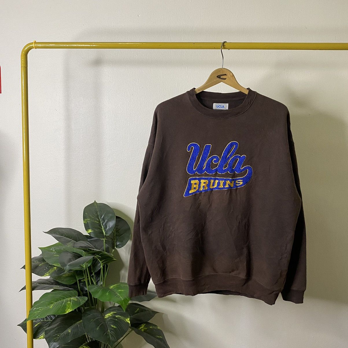 Vintage 2000s UCLA University Carpet Logo Sweatshirt Travis Brown Size US L / EU 52-54 / 3 - 1 Thumbnail