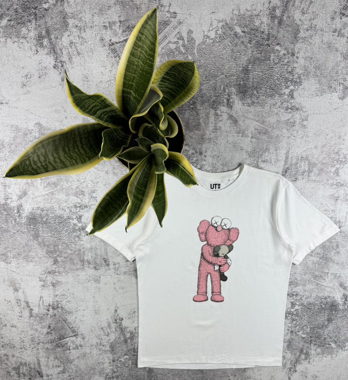 Kaws × Uniqlo KAWS X UNIQLO Pink BFF Tee Designer Cotton Jersey T Shirt Size US S / EU 44-46 / 1 - 1 Thumbnail