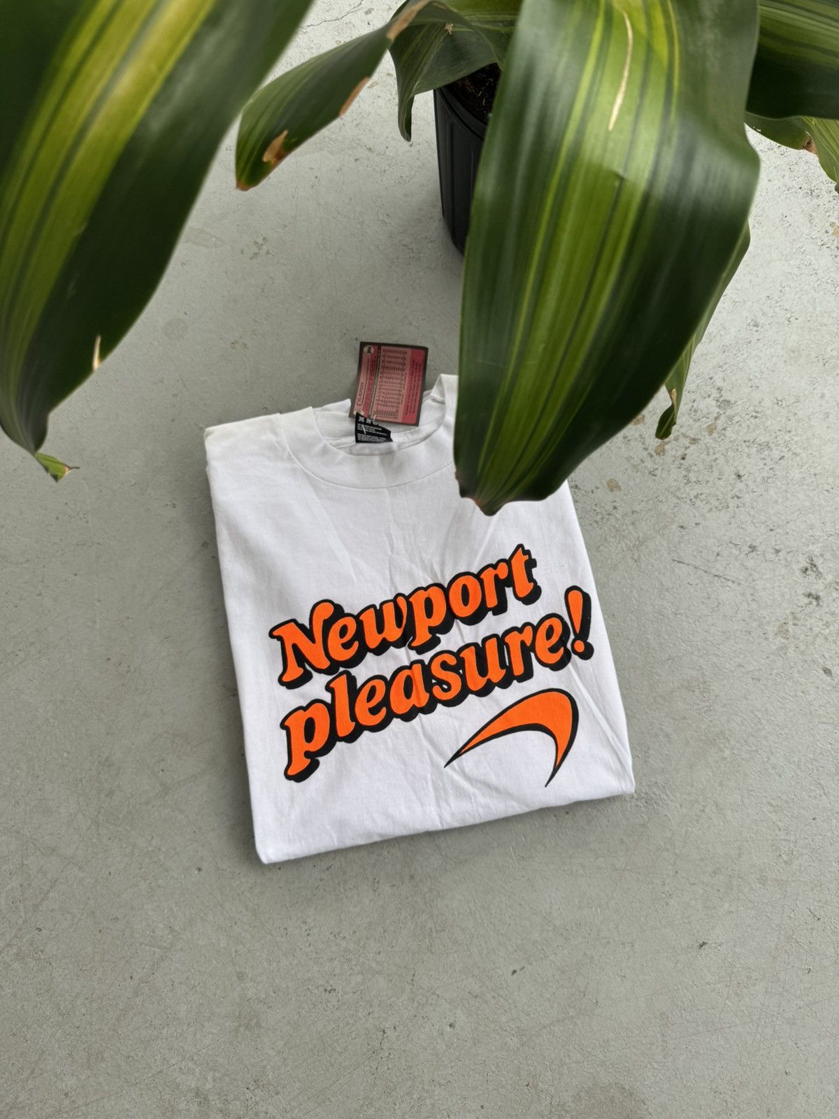 Japanese Brand 80s Newport Pleasure Spelled Out Made in U.S.A Vintage Tee Size US XL / EU 56 / 4 - 1 Thumbnail