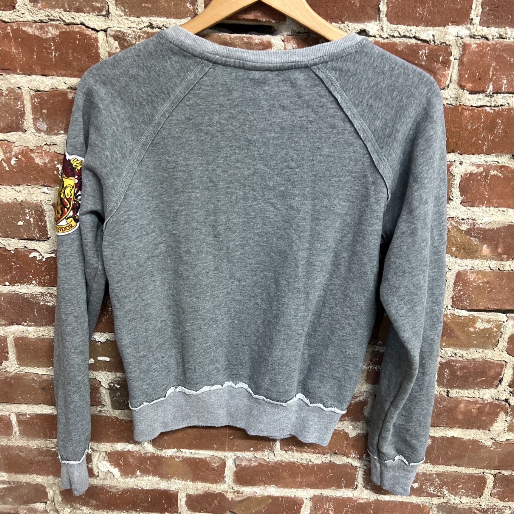 Vintage VINTAGE Harry Potter Sweater Womens XS Gray Gryffindor Pullover Wizarding World Size XS / US 0-2 / IT 36-38 - 4 Thumbnail