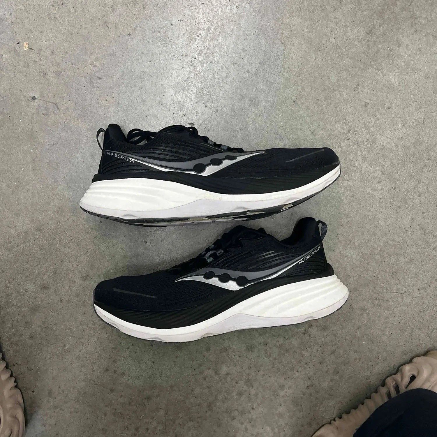 Saucony Saucony Hurricane 24 Wide Black Carbon S20934100 Size 11 men Size US 11 / EU 44 - 1 Thumbnail