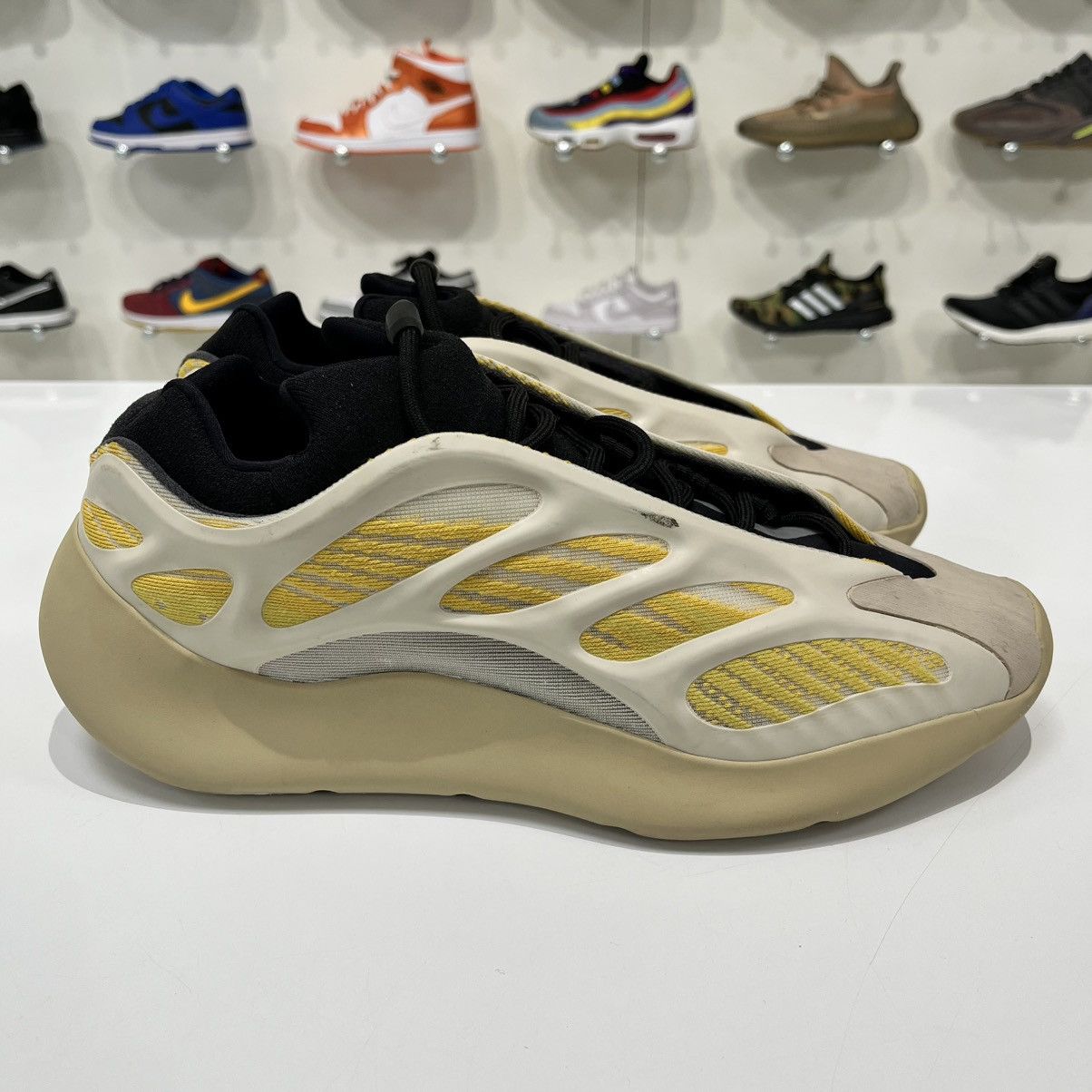 Adidas Adidas Yeezy 700 V3 Safflower Size US 10.5 / EU 43-44 - 7 Thumbnail