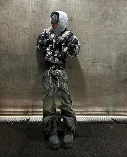 VIBE Vintage Raw Jeans Trousers y2k holes pockets streetwear Size US 32 / EU 48 - 2 Thumbnail