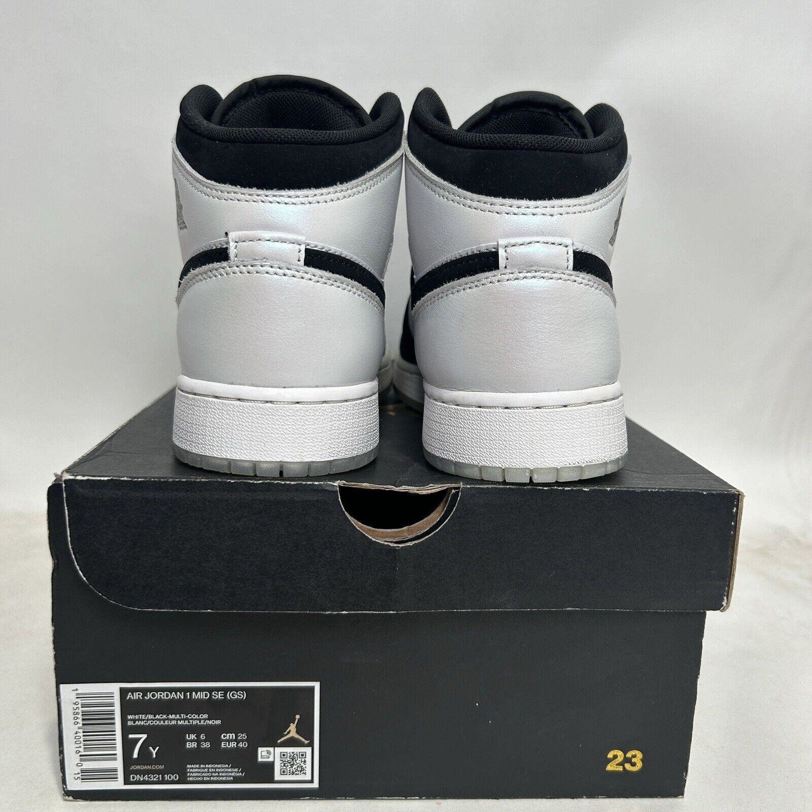 Nike Nike Air Jordan 1 Retro Mid SE GS “Diamond Shorts” 2024 Size US 8.5 / IT 38.5 - 5 Thumbnail
