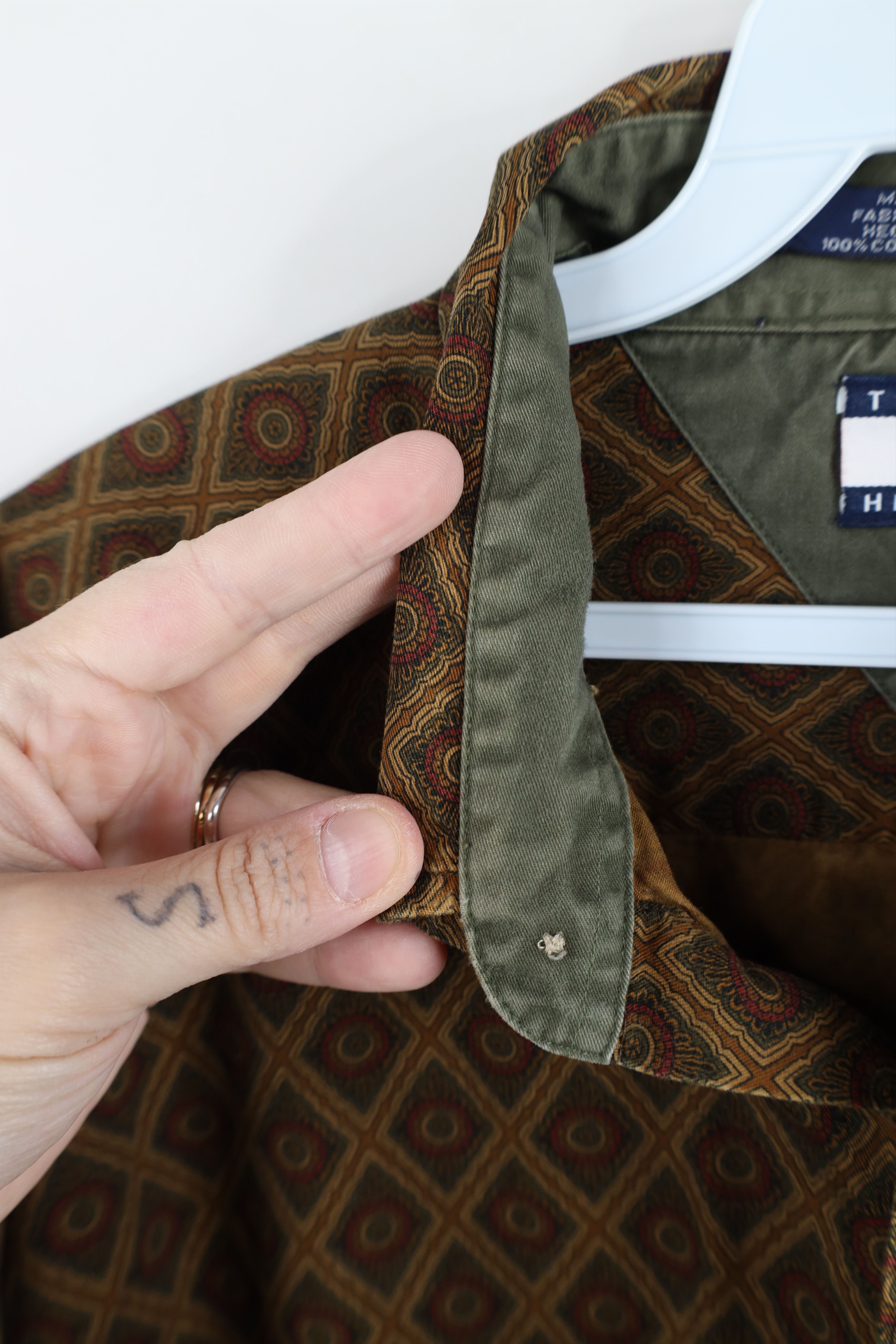 Tommy Hilfiger Vintage 90s Tommy Hilfiger Tone Geometric Button Down Shirt Size US M / EU 48-50 / 2 - 9 Thumbnail