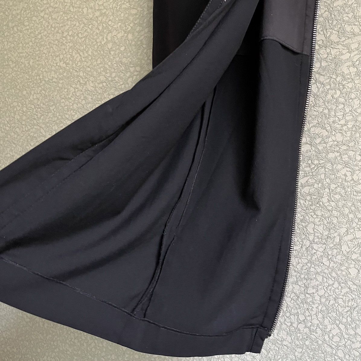 Gucci × Tom Ford AW01 Asymmetric Side Zip Trousers Size 26" / US 2 / IT 38 - 8 Thumbnail