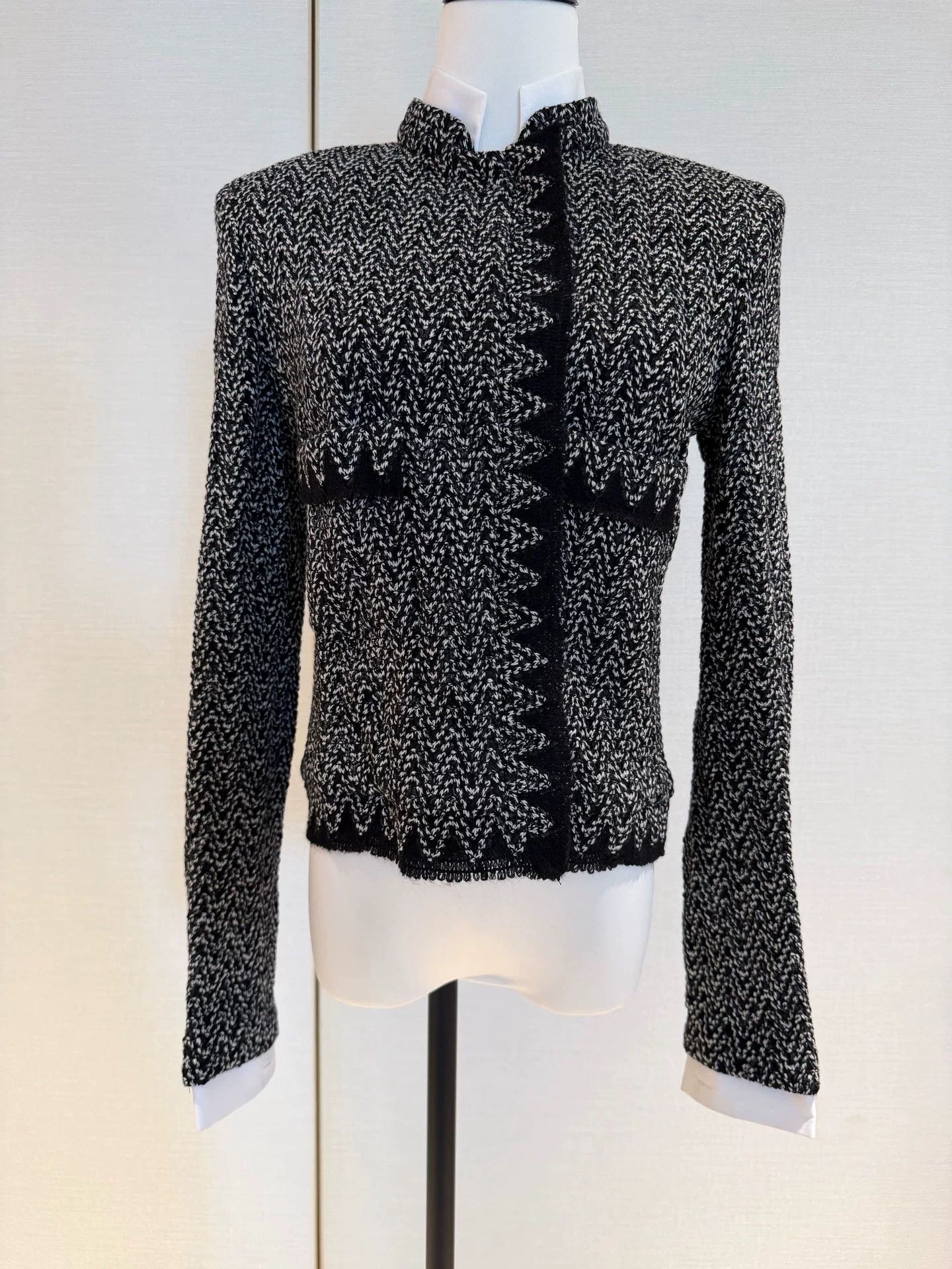 Chanel Chanel Metiers d'Art Black White Coat Size M / US 6-8 / IT 42-44 - 1 Thumbnail