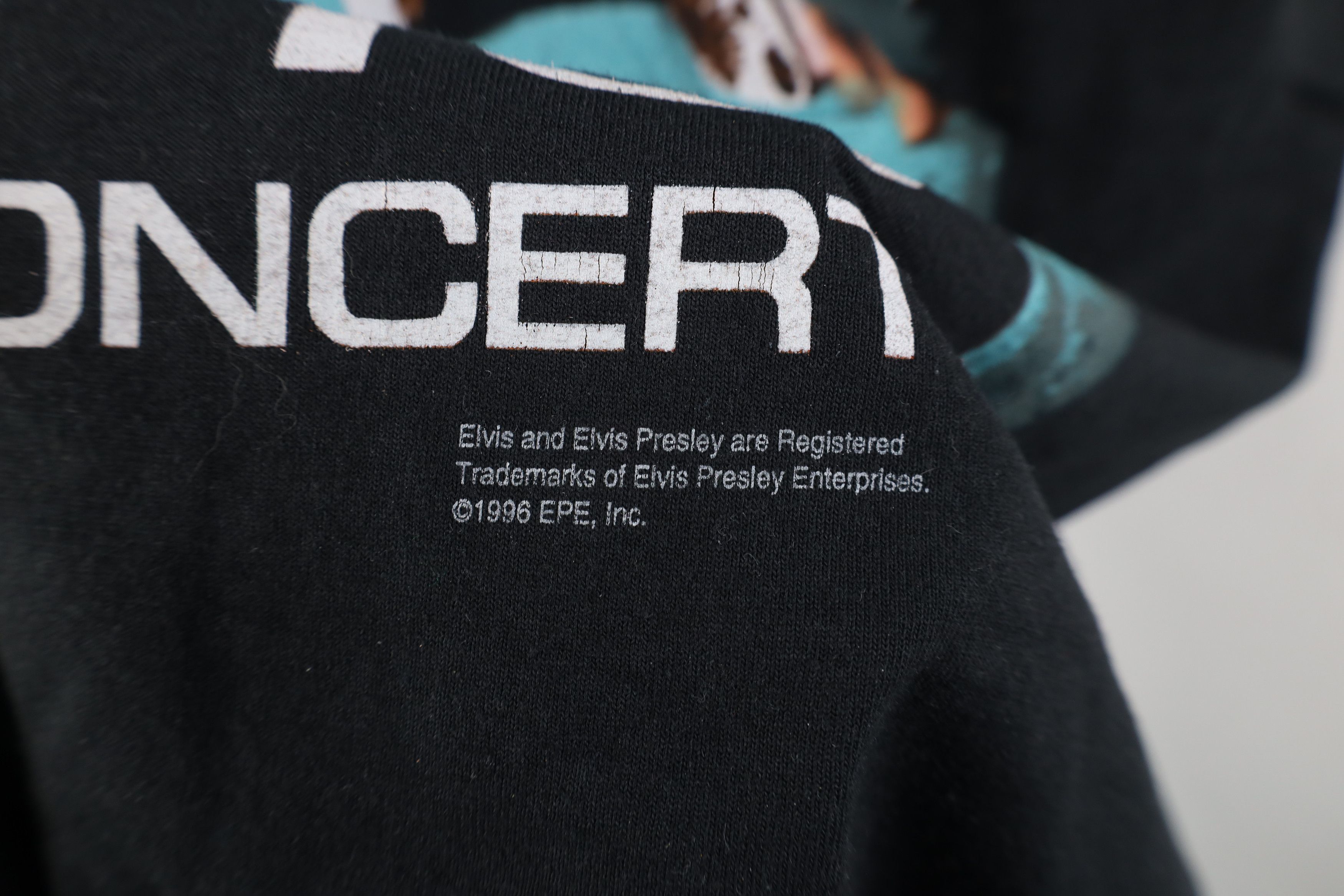 Vintage Vintage 90s Elvis Presley In Concert Short Sleeve T-Shirt Size US L / EU 52-54 / 3 - 7 Thumbnail