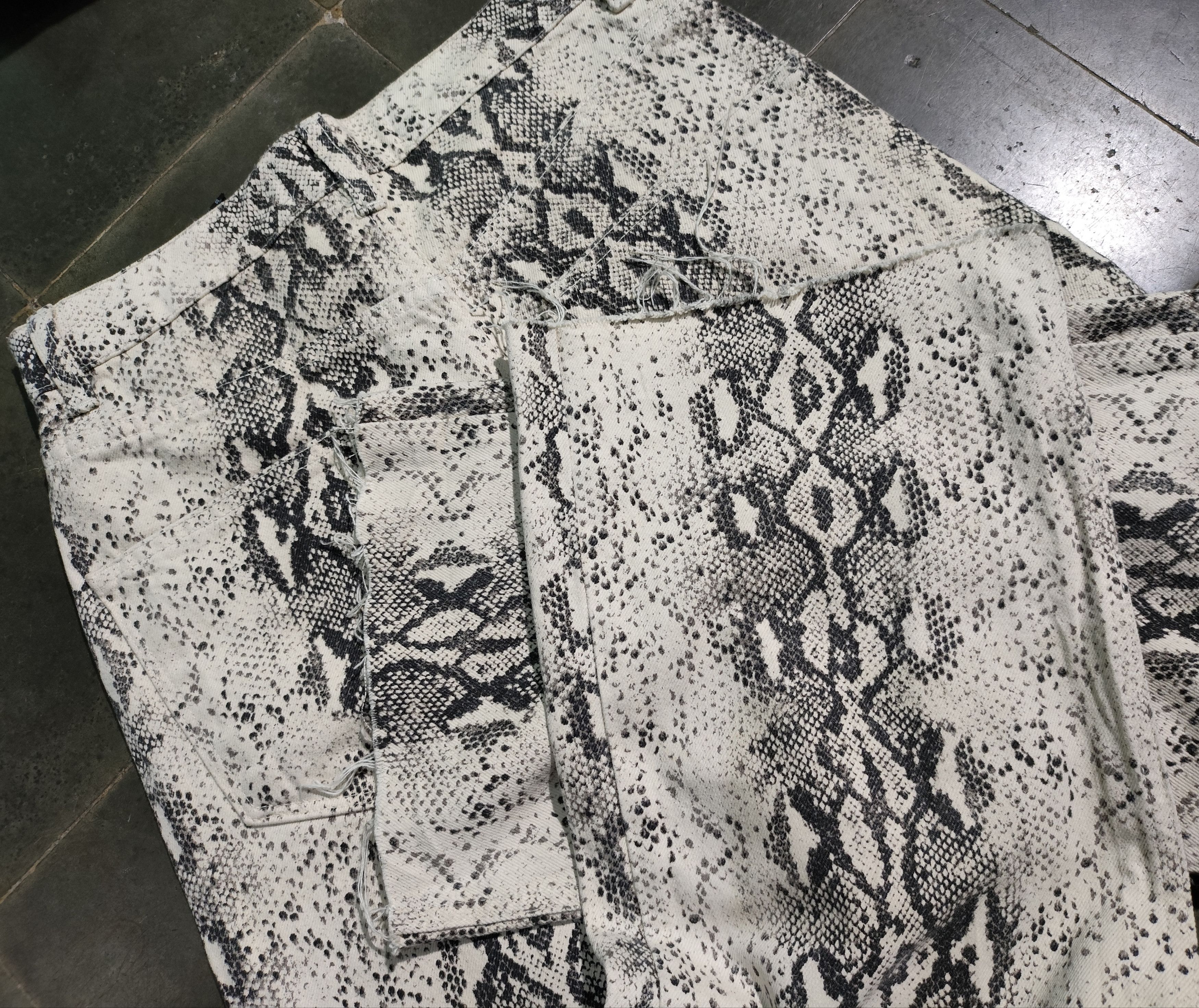Zara ZARA 90’s Snake Print Trendy Jeans Tan Zip fly Pockets Size 27" / US 4 / IT 40 - 4 Thumbnail