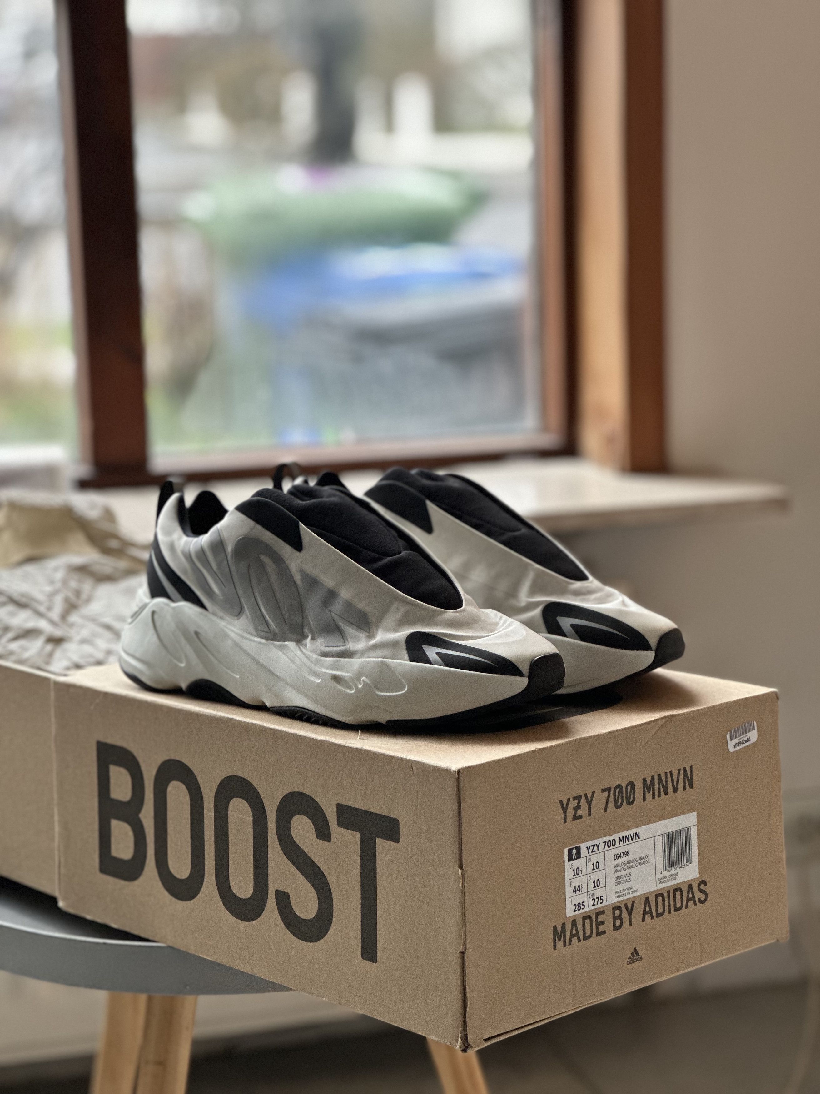 adidas Yeezy Boost 700 MNVN Laceless