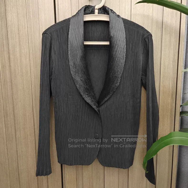 Issey Miyake Black Glossy Collar Willow Leaf Pleated Coat