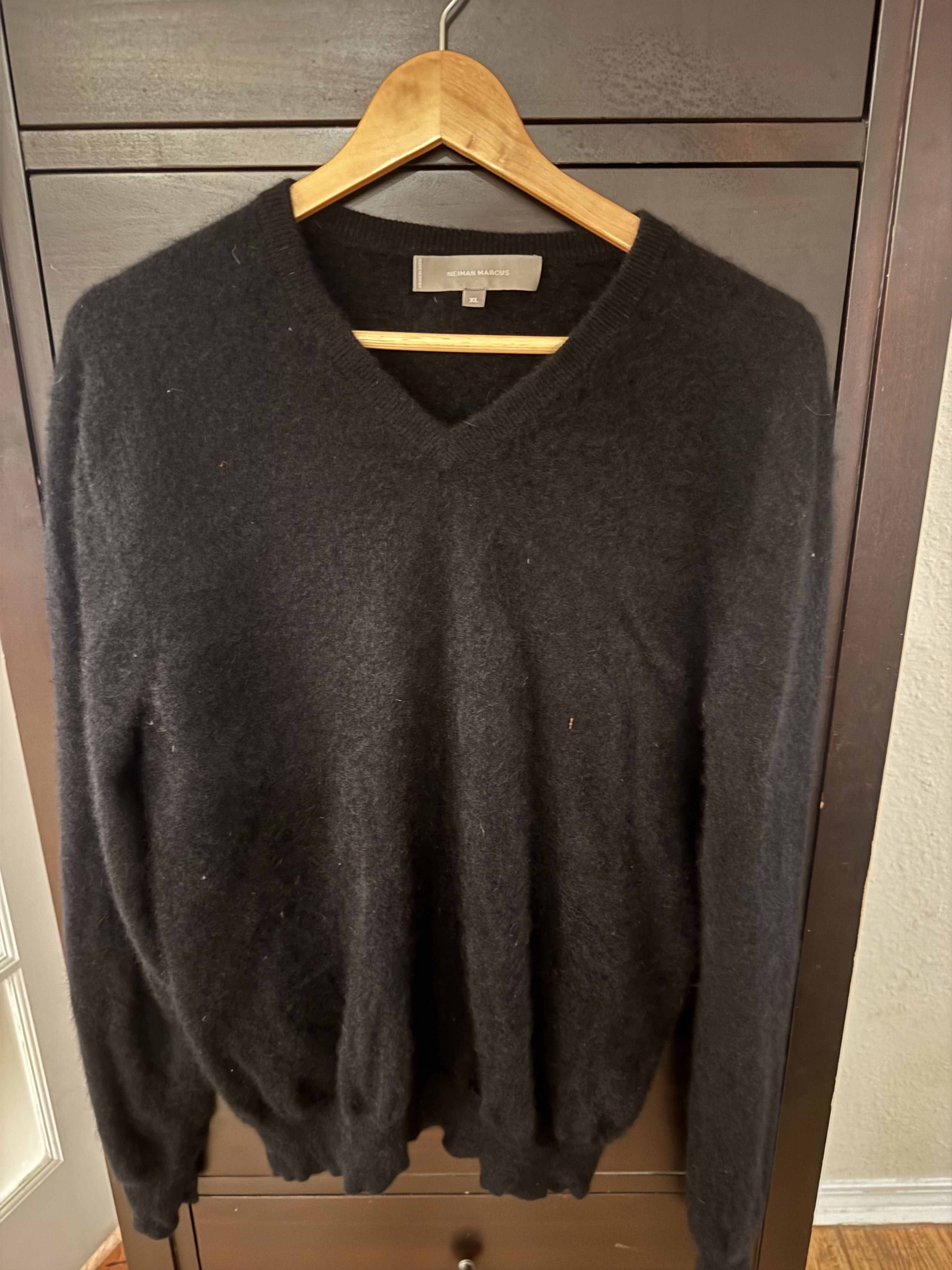 Neiman Marcus Nieman Marcus Black V-Neck Sweater Size US XL / EU 56 / 4 - 3 Thumbnail