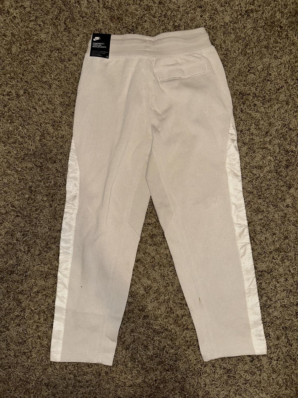 Nike Nike Big Kids (Boy’s) Sportswear Fleece Crop Sweatpants Sample Size US 26 / EU 42 - 6 Thumbnail