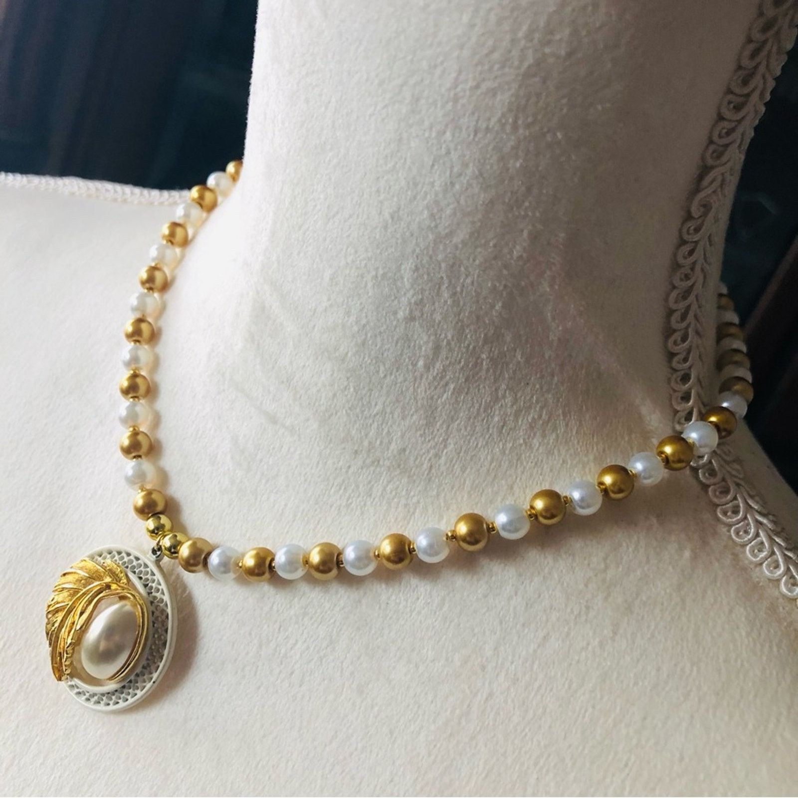 Handmade Handcrafted repurpose pearl leaf medallion Pearl necklace Size ONE SIZE - 4 Thumbnail