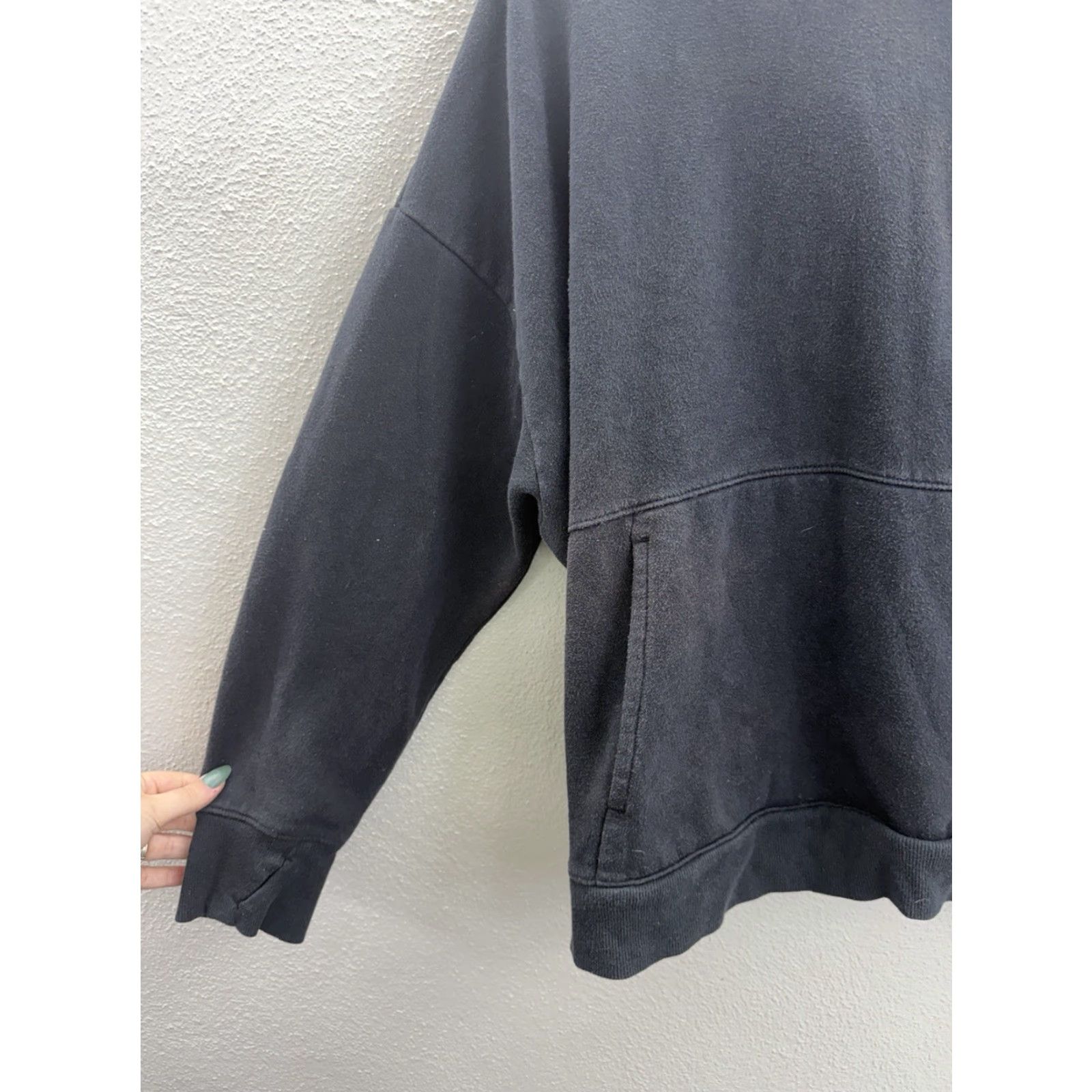 Vintage All In Motion Womens Sweatshirt XL Black Pullover Hoodie Thumb Holes Regular Fit Crew Neck Jacket? Size XL / US 12-14 / IT 48-50 - 2 Thumbnail