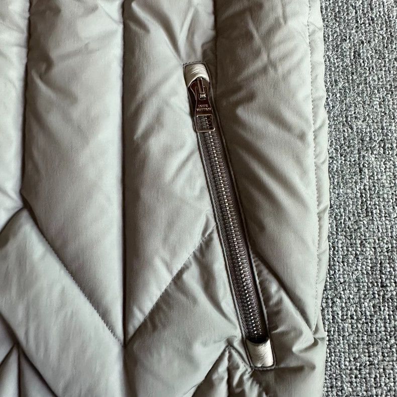 Louis Vuitton Louis Vuitton Silver-grey down jacket vest 2502-Nextarrow Size 46R - 4 Thumbnail