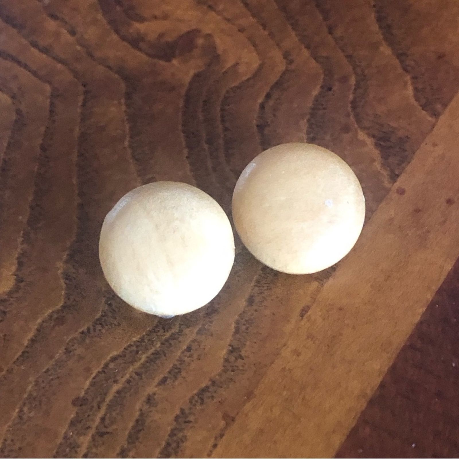 Vintage Vintage tan wood button disc clip on earrings Size ONE SIZE - 1 Thumbnail