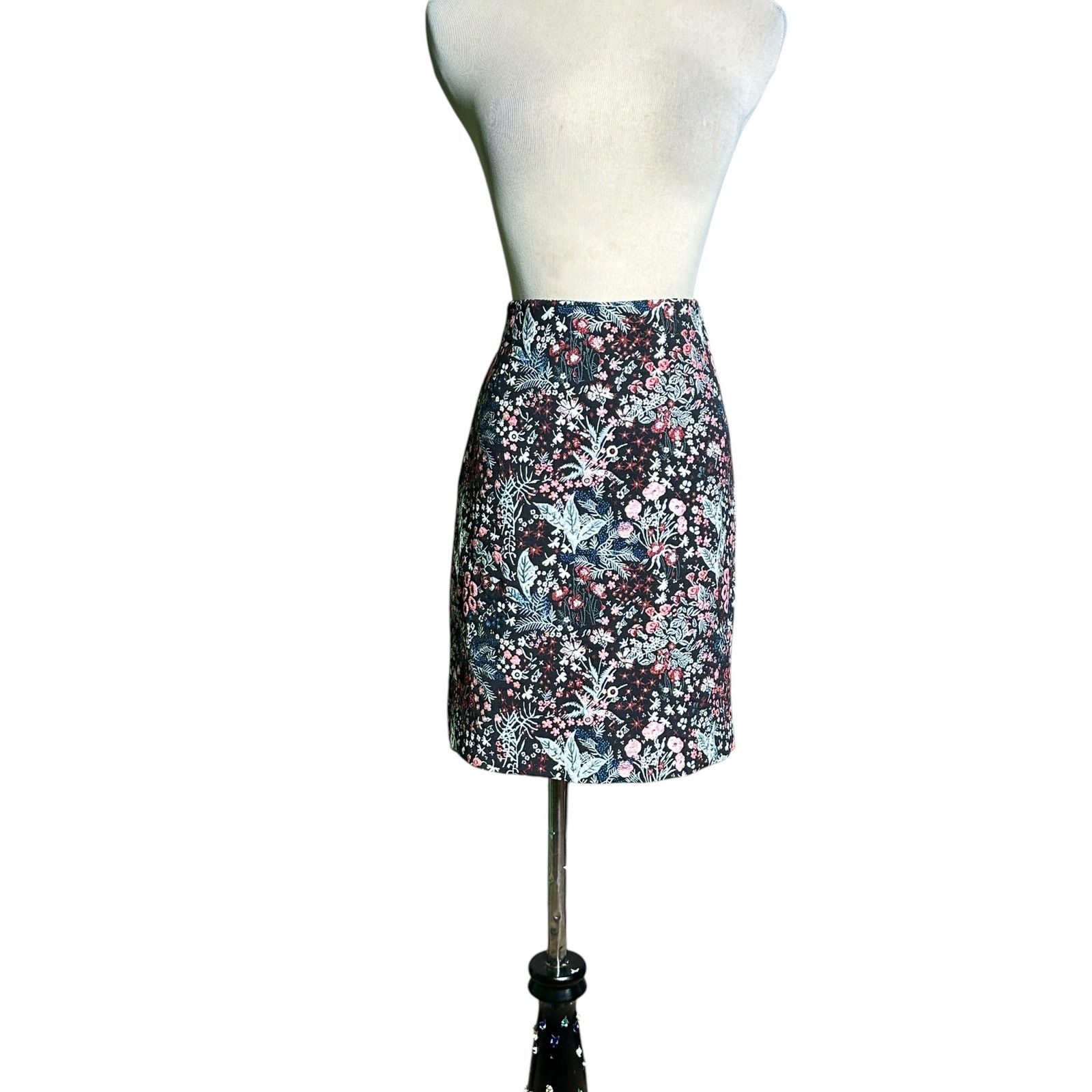 H&M H&M black red floral jacquard mini skirt size 6 Size 28" / US 6 / IT 42 - 12 Thumbnail