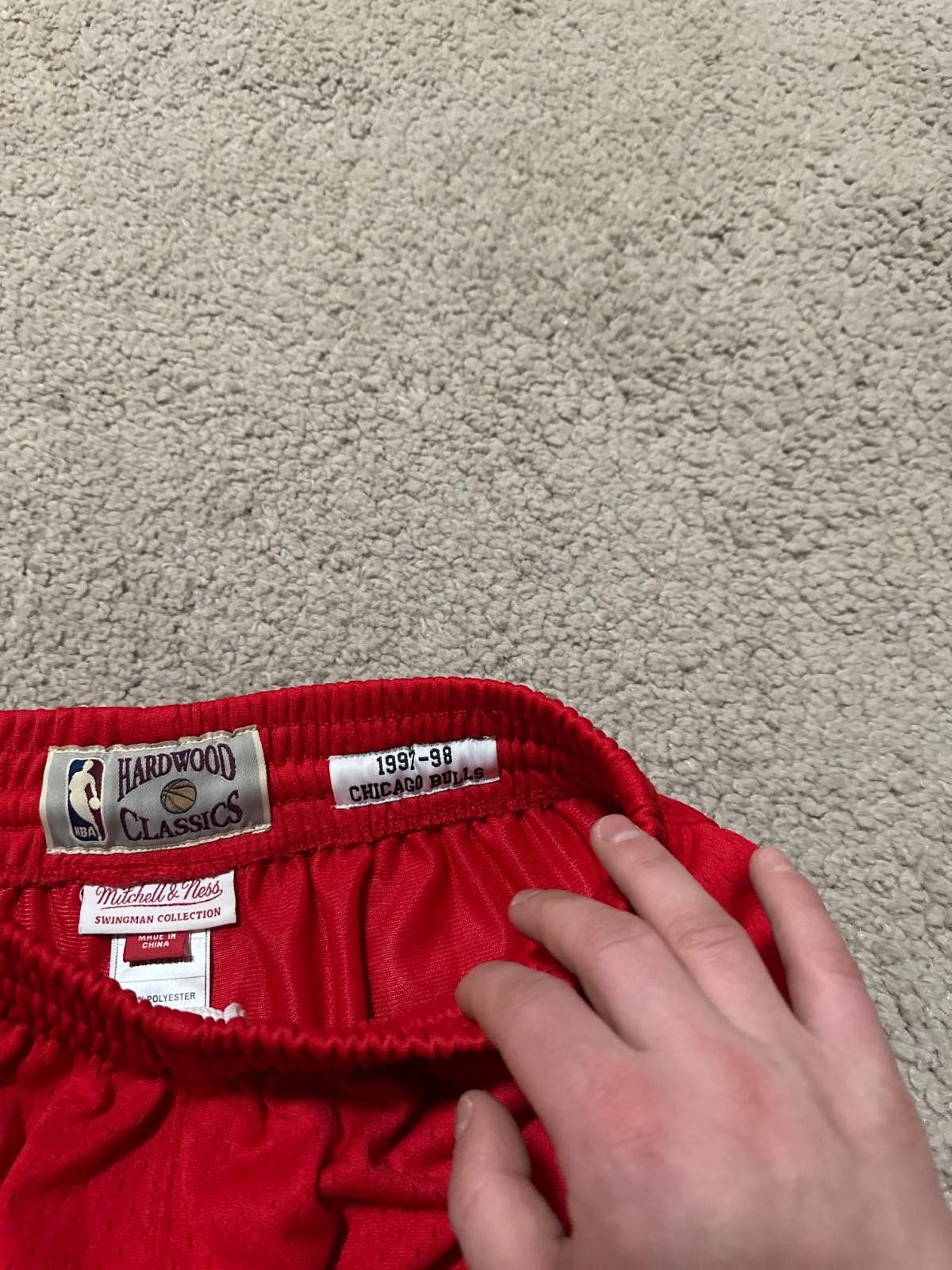 Mitchell & Ness NBA CHICAGO BULLS 1997/1998 BASKETBALL HOME SHORTS SIZE S Size US 30 / EU 46 - 6 Thumbnail