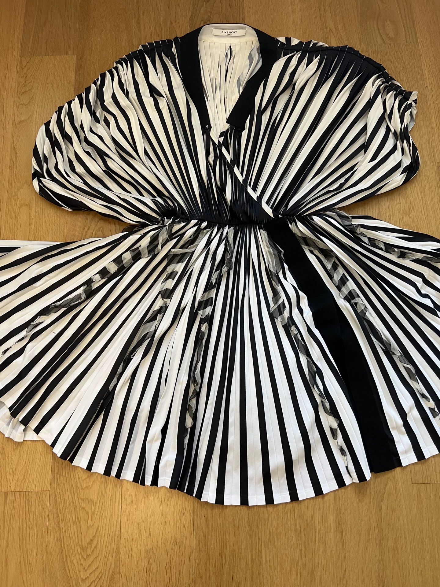 Givenchy Givenchy Size 38 Women's Dress Size M / US 6-8 / IT 42-44 - 1 Thumbnail