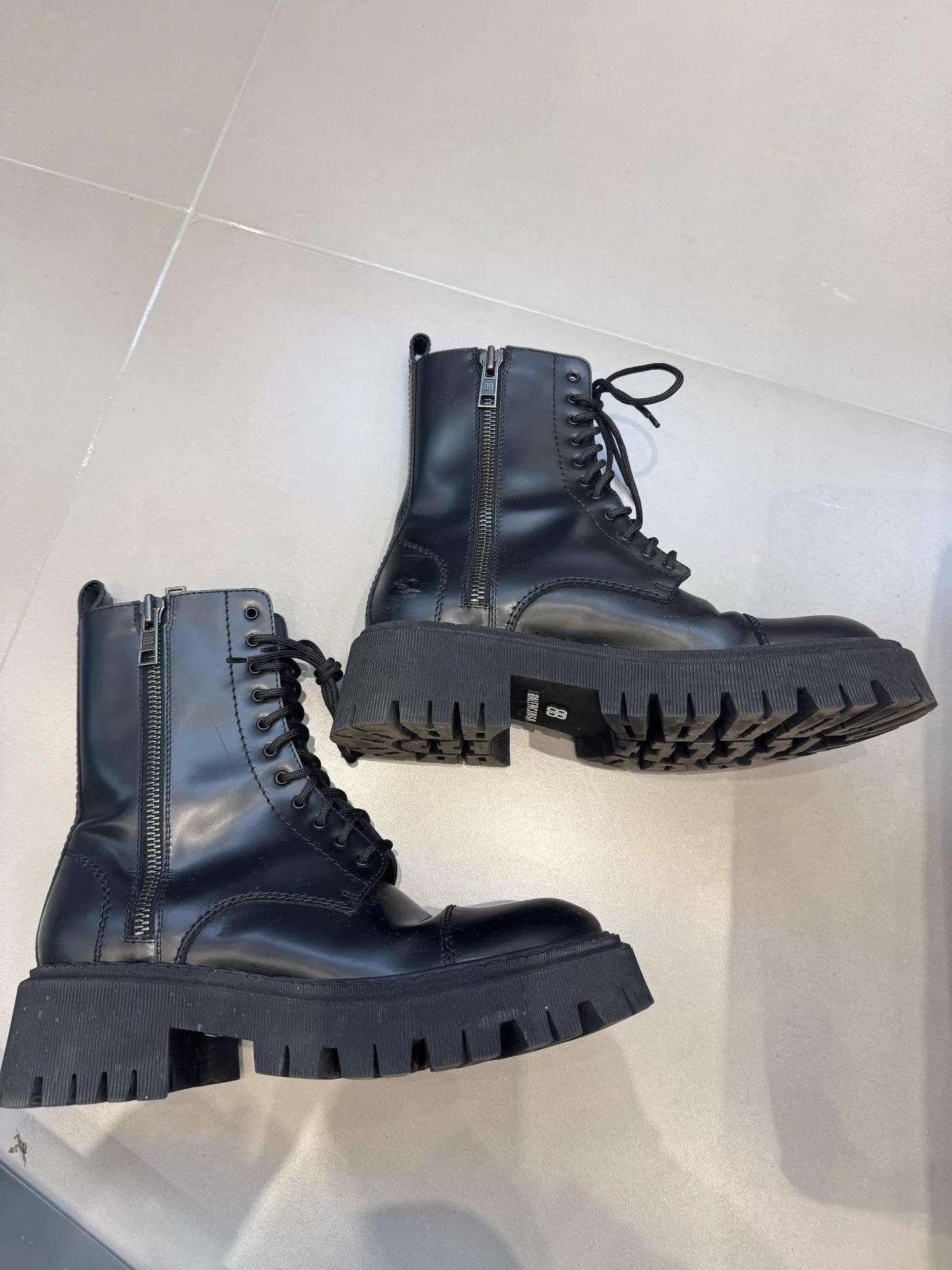 Balenciaga Balenciaga tractor stomper lace up bootie zip boot L20