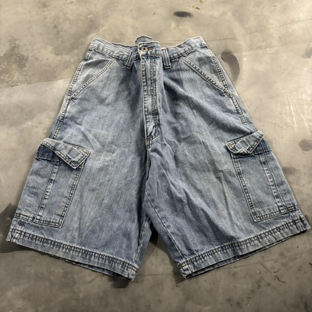 Vintage Crazy Vintage Y2K/2000s Baggy Light Wash Streetwear Skater Cargo Jorts! Size 36 Size US 36 / EU 52 - 1 Thumbnail