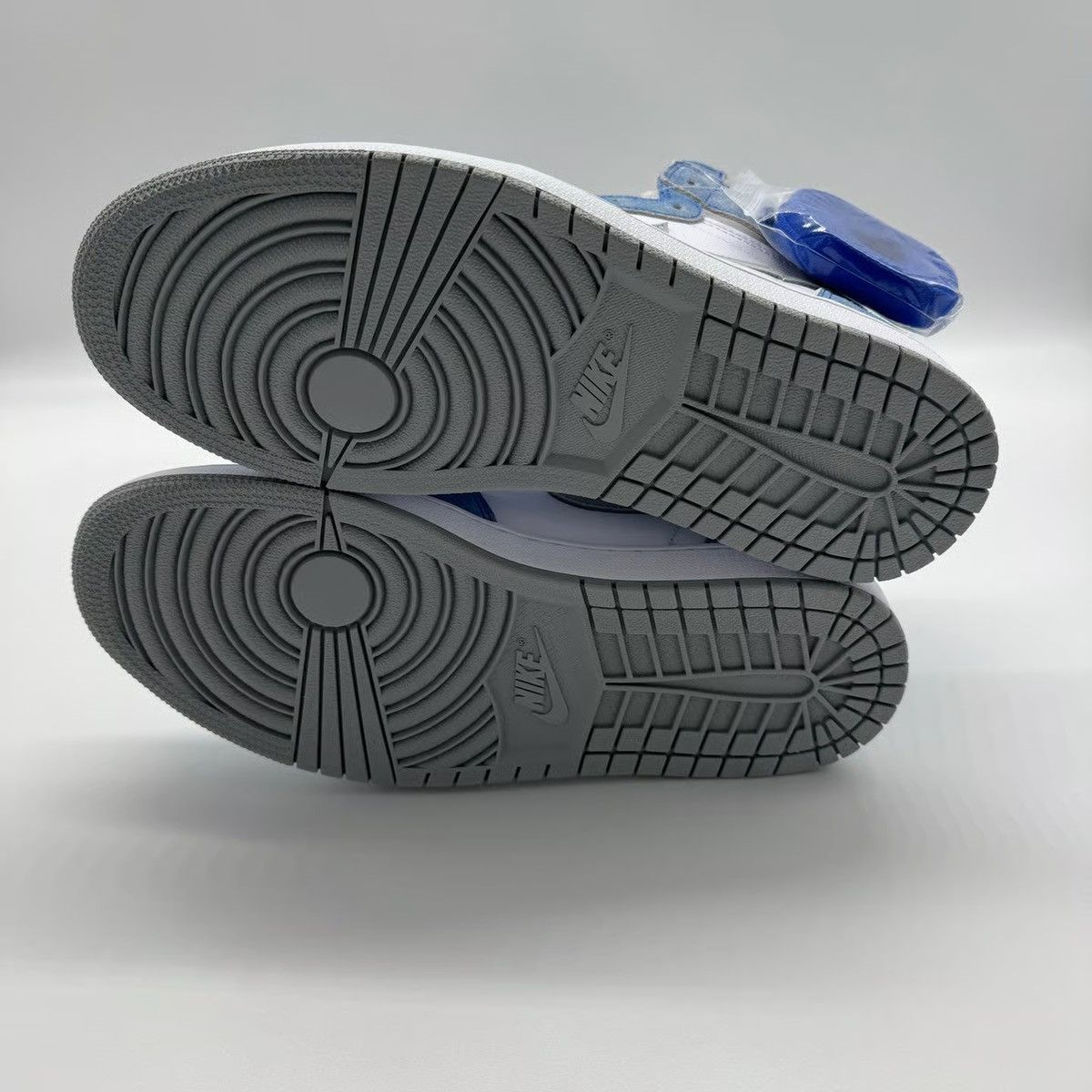 Jordan Brand Jordan 1 Retro High Hyper Royal Smoke Grey Size US 10.5 / EU 43-44 - 4 Thumbnail