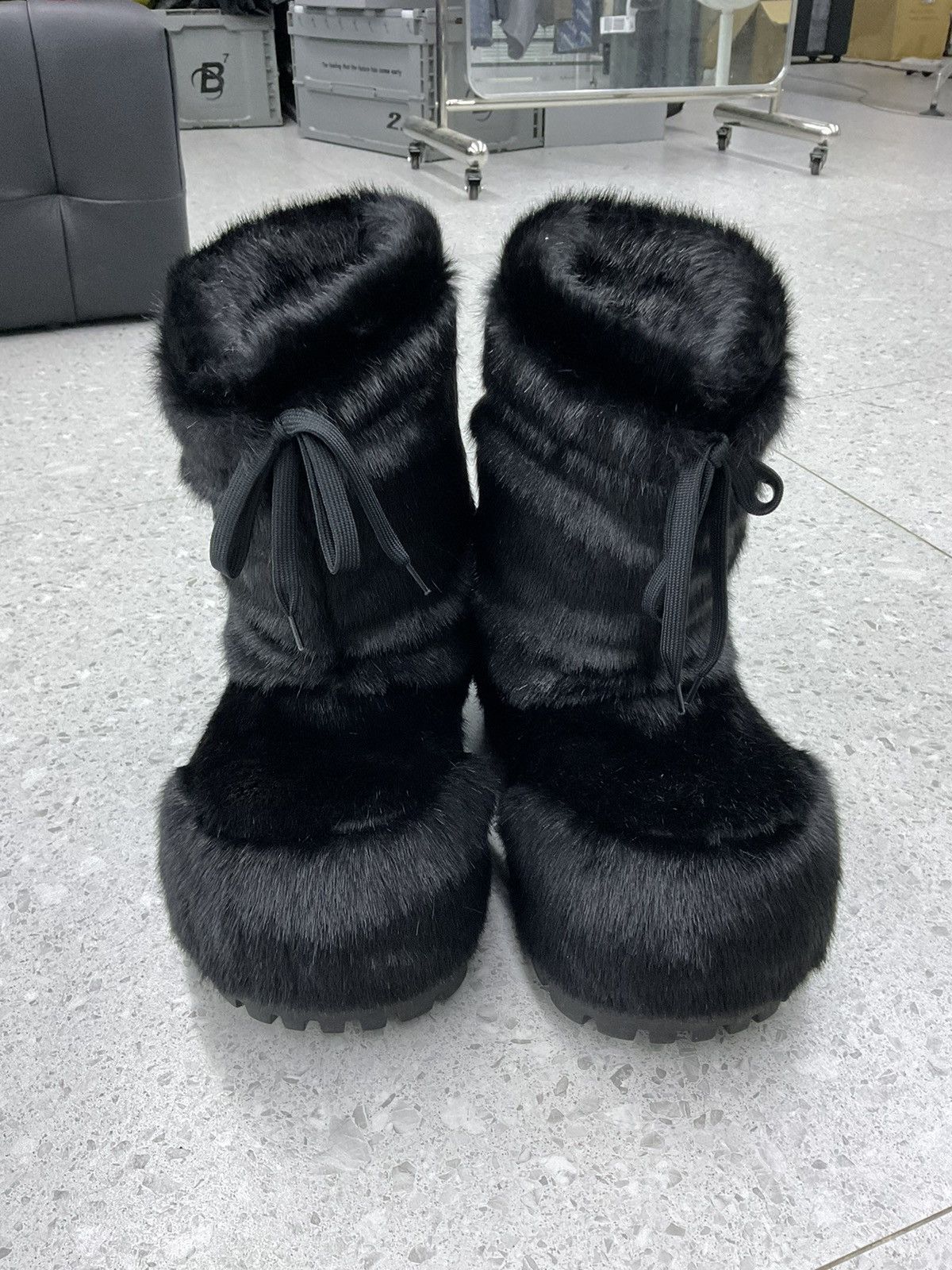【balenciaga】Alaska Fur ブーティ Balenciaga Skiwear Alaska Low Boots | Saks Fifth Avenue