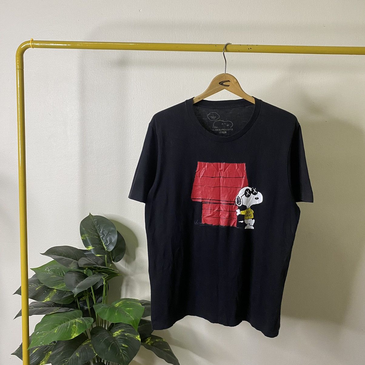 Kaws × Peanuts × Uniqlo Kaws x Peanuts x Uniqlo Collaboration Tee Size US L / EU 52-54 / 3 - 1 Thumbnail