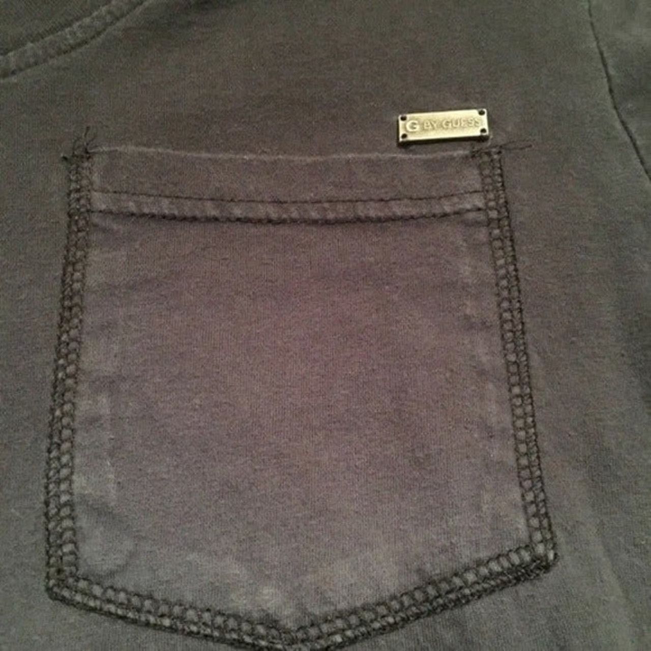 Guess Vintage-Wash G By Guess Ombré V-Neck – Pocket Detail – Small Size US S / EU 44-46 / 1 - 5 Thumbnail