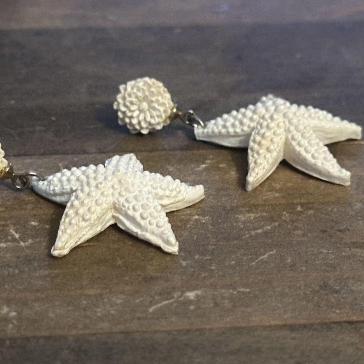 Other White resin starfish dangle post earrings Size ONE SIZE - 4 Thumbnail