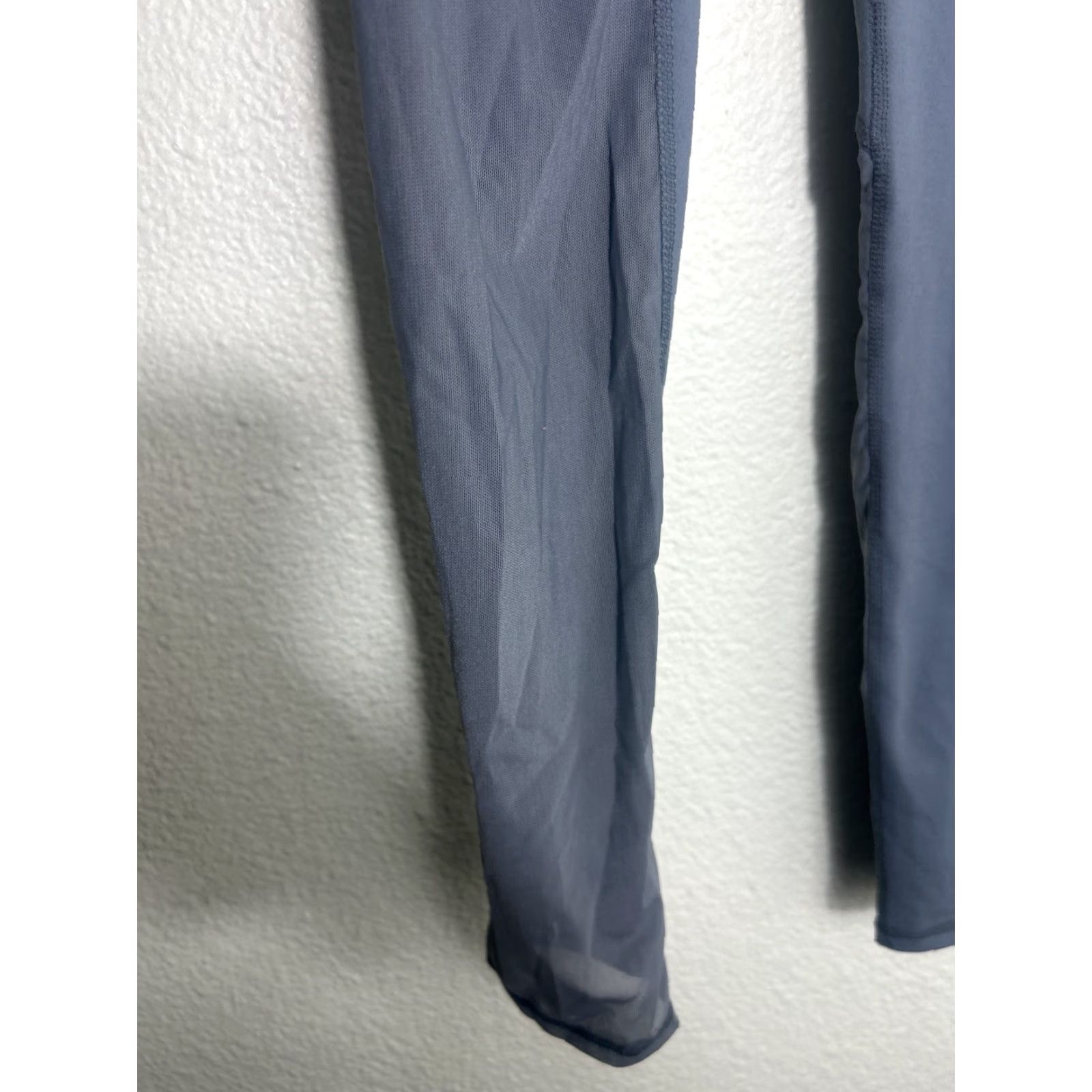 Fabletics Fabletics Leggings Womens Gray Breathable Pocket Yoga Pants 28x27 Small Compression Velcro? Size 28" / US 6 / IT 42 - 7 Thumbnail