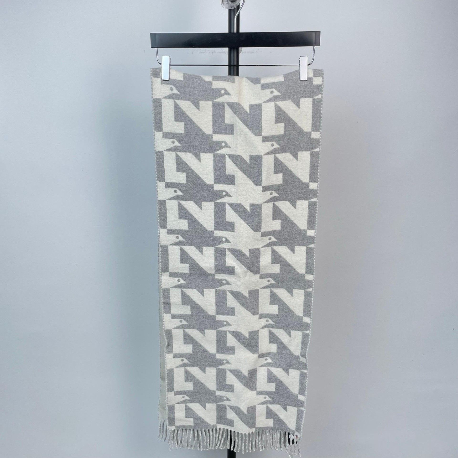 Louis Vuitton Louis Vuitton Houndstooth Fringe Logo Scarf Size ONE SIZE - 1 Thumbnail