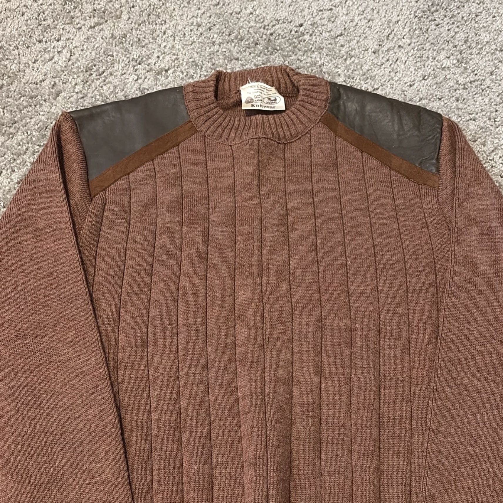 Vintage VINTAGE Edinburgh Woollen Mill Men’s Large Beige Wool Leather Patch Sweater Crew Neck Long Sleeve 80s 90s Retro Casual Size US L / EU 52-54 / 3 - 4 Thumbnail