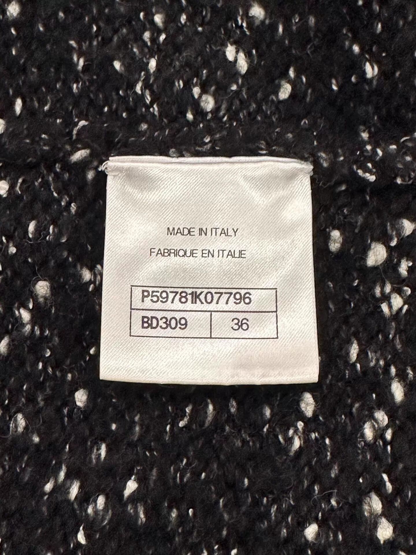 Chanel Chanel Women's B&W Snowflake Tweed Pearl Logo Jacket Size XS / US 0-2 / IT 36-38 - 7 Thumbnail