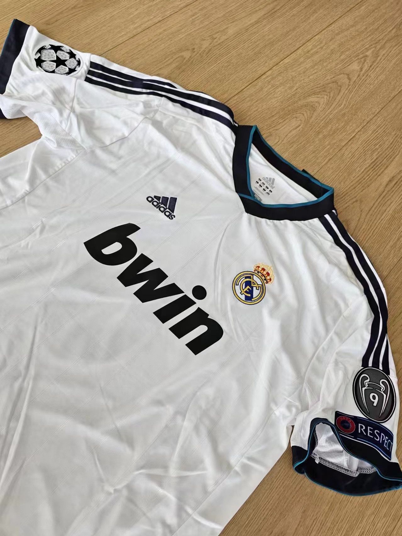 Other Real Madrid #8 Kaka Jersey Size US M / EU 48-50 / 2 - 3 Thumbnail