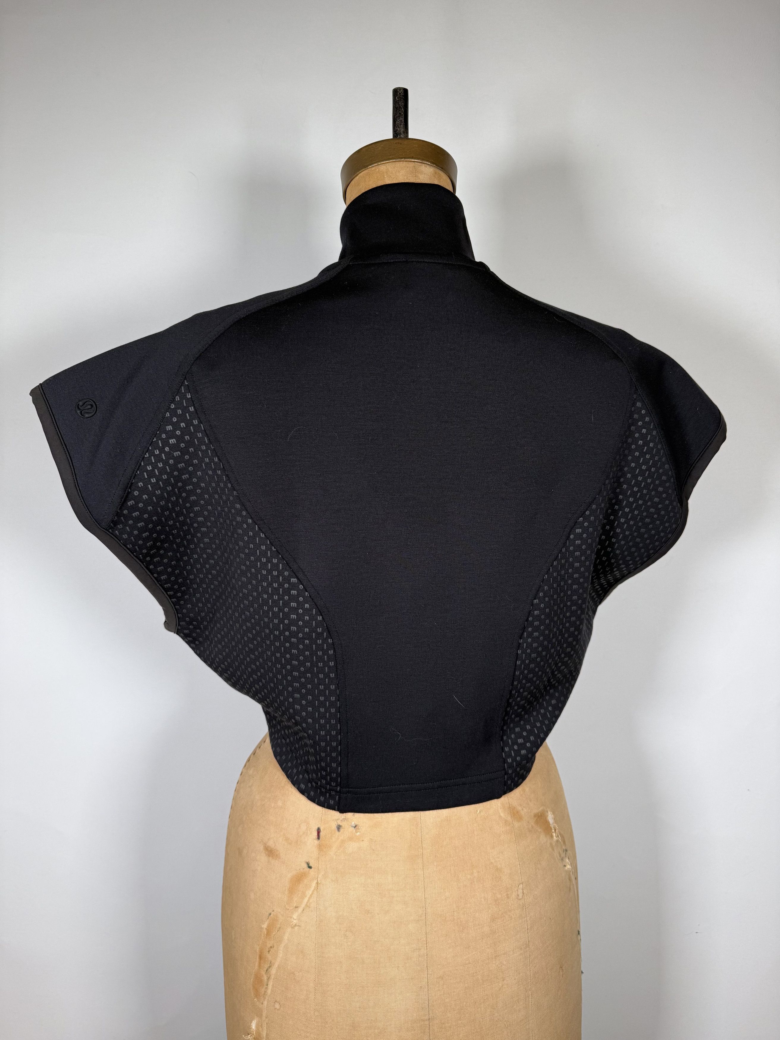 Lululemon Lululemon Embossed Panel Full Zip Sleeveless Jacket Size XXS / US 00 / IT 34 - 2 Thumbnail