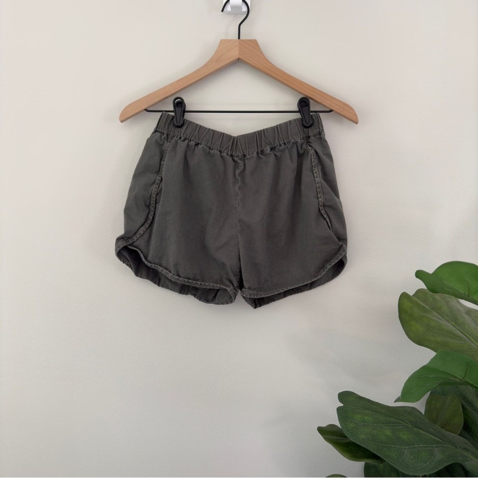 Madewell Madewell Olive Green Elastic Waist Shorts Solid Casual Solid Size 26" / US 2 / IT 38 - 1 Thumbnail