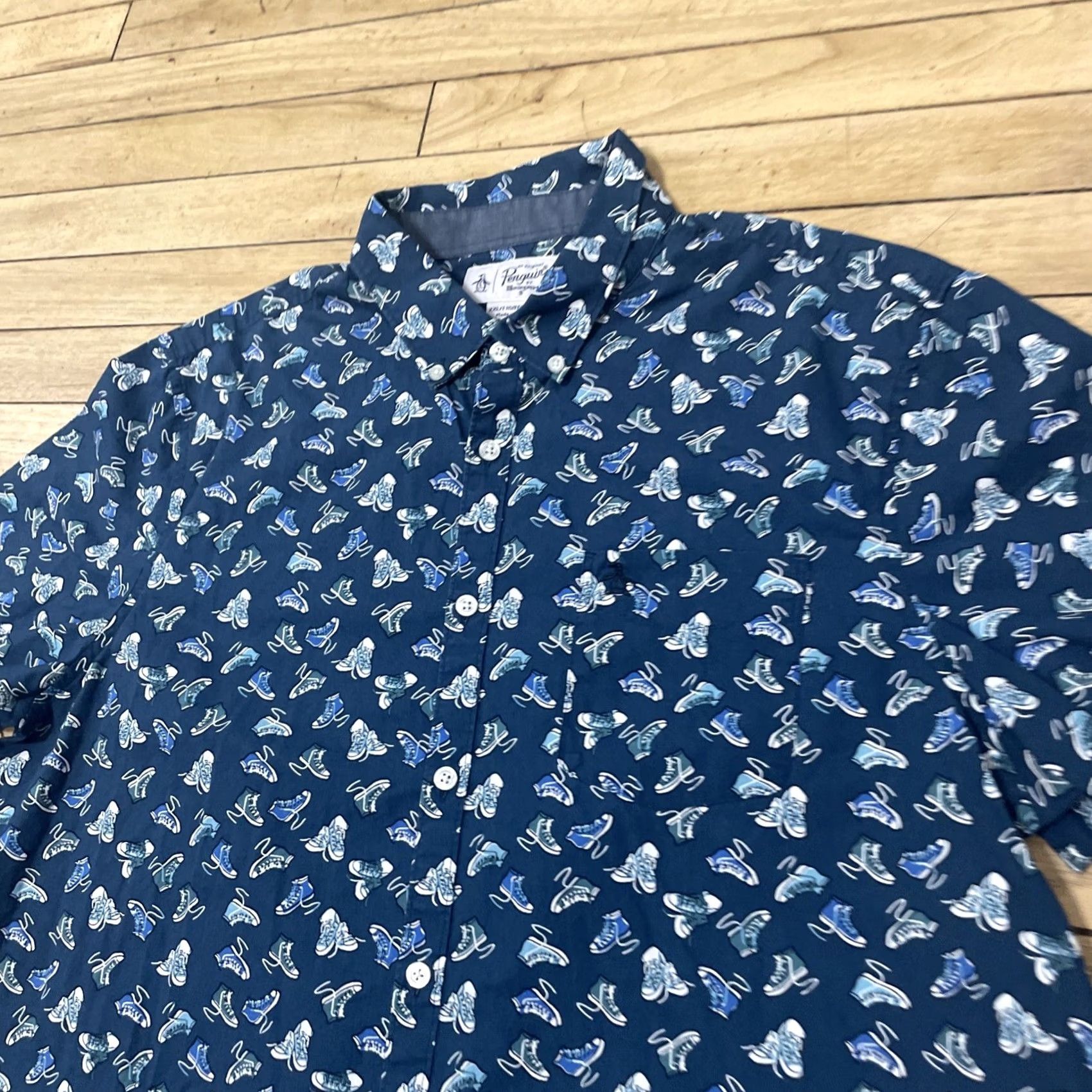 Vintage PENGUIN by MUNSINGWEAR Shirt Men 2XL Blue Sneakers Print AOP Button Up Size US XXL / EU 58 / 5 - 6 Thumbnail