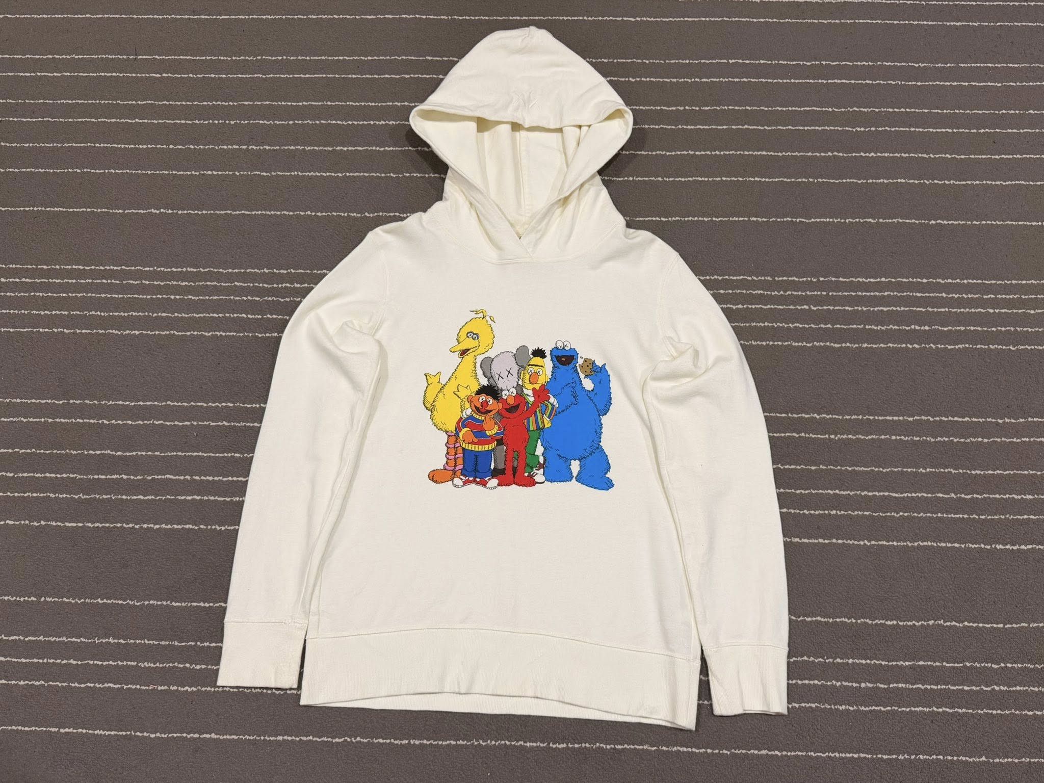 Kaws KAWS + SESAME STREET X UNIQLO S 3157 Size S / US 4 / IT 40 - 1 Thumbnail