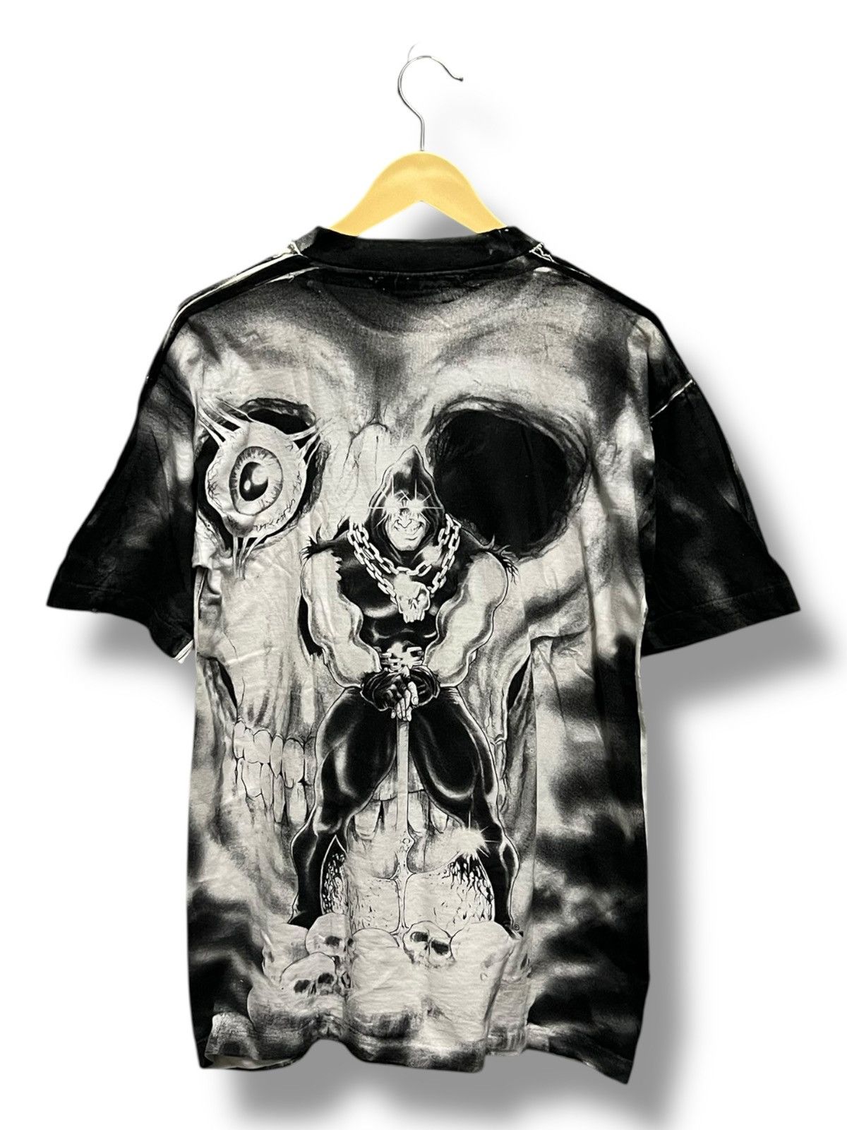 Anime VINTAGE 90s EXECUTIONER SKULL OVERPRINT T SHIRT Size US M / EU 48-50 / 2 - 2 Thumbnail