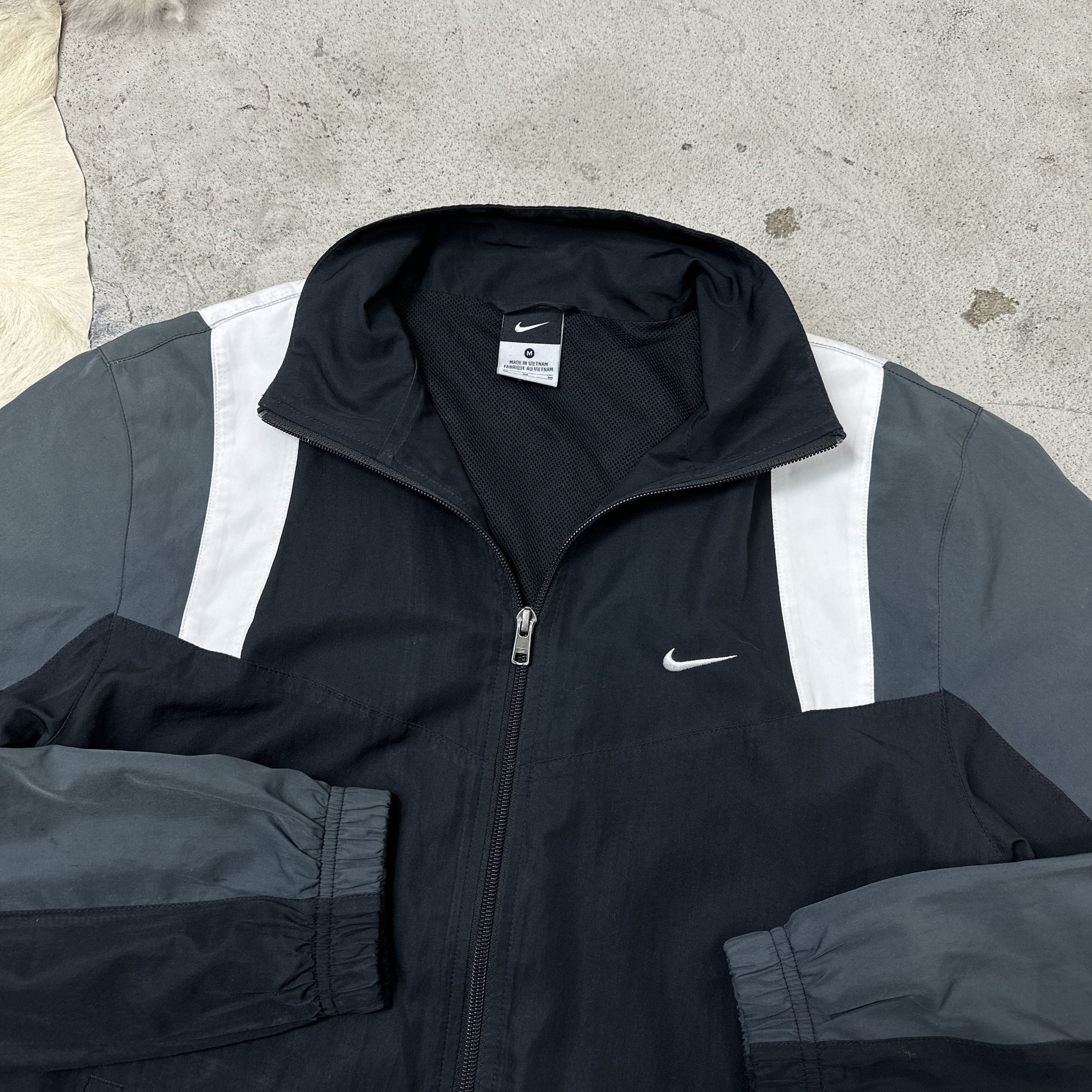 Nike Vintage Outdoor Sporty Nike Windbreaker Jacket 00s Size US M / EU 48-50 / 2 - 5 Thumbnail