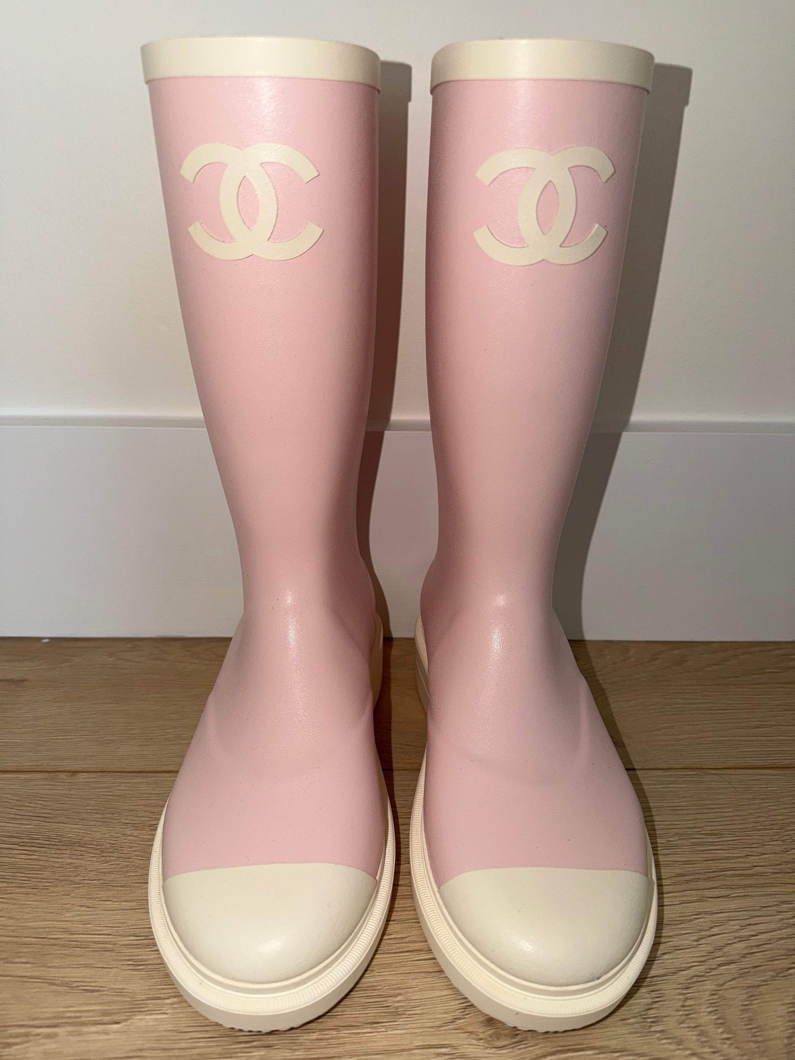 Chanel Chanel 26C White CC Logo High Pull On Rubber Rain Boots 39 Size US 9 / IT 39 - 18 Thumbnail