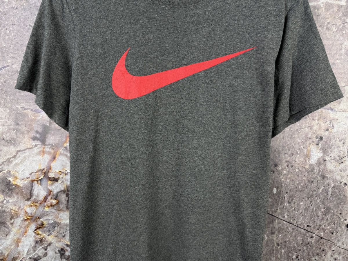 Nike Men’s Nike Swoosh T-Shirt Gray Red Streetwear Size Medium Size US M / EU 48-50 / 2 - 3 Thumbnail