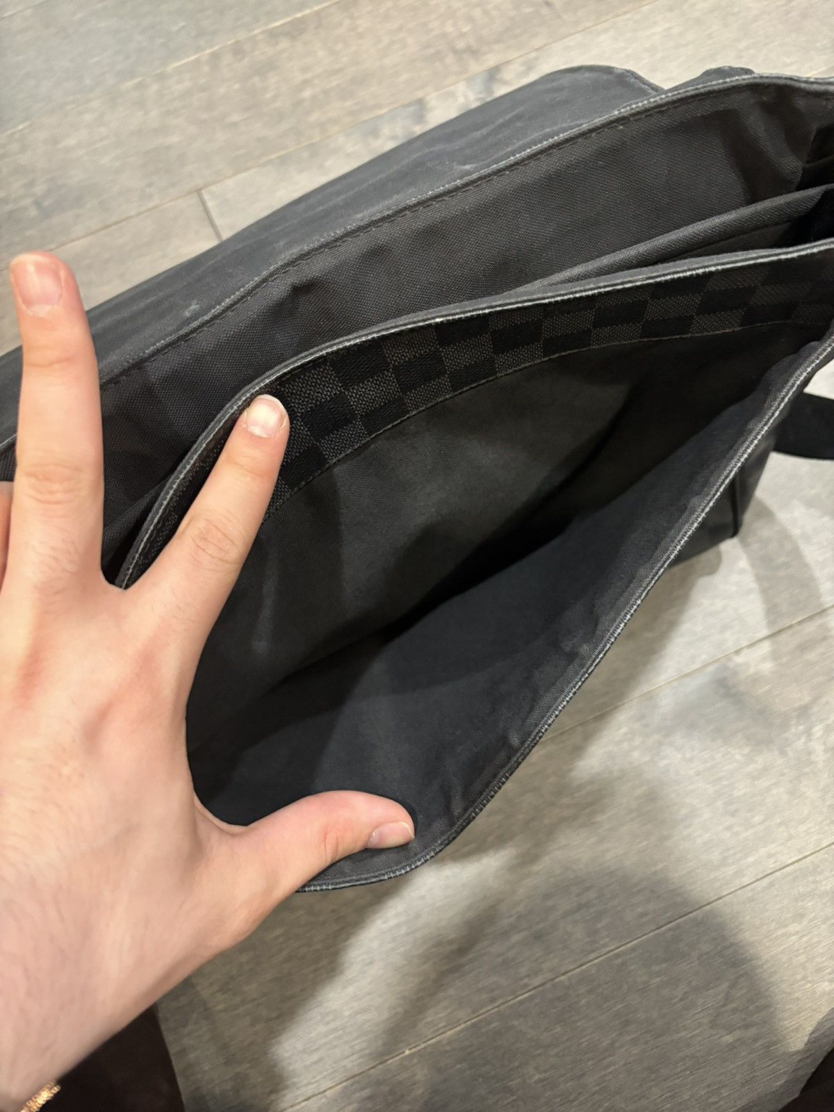 Louis Vuitton Louis Vuitton Black Daimler Messenger Bag Size ONE SIZE - 7 Thumbnail