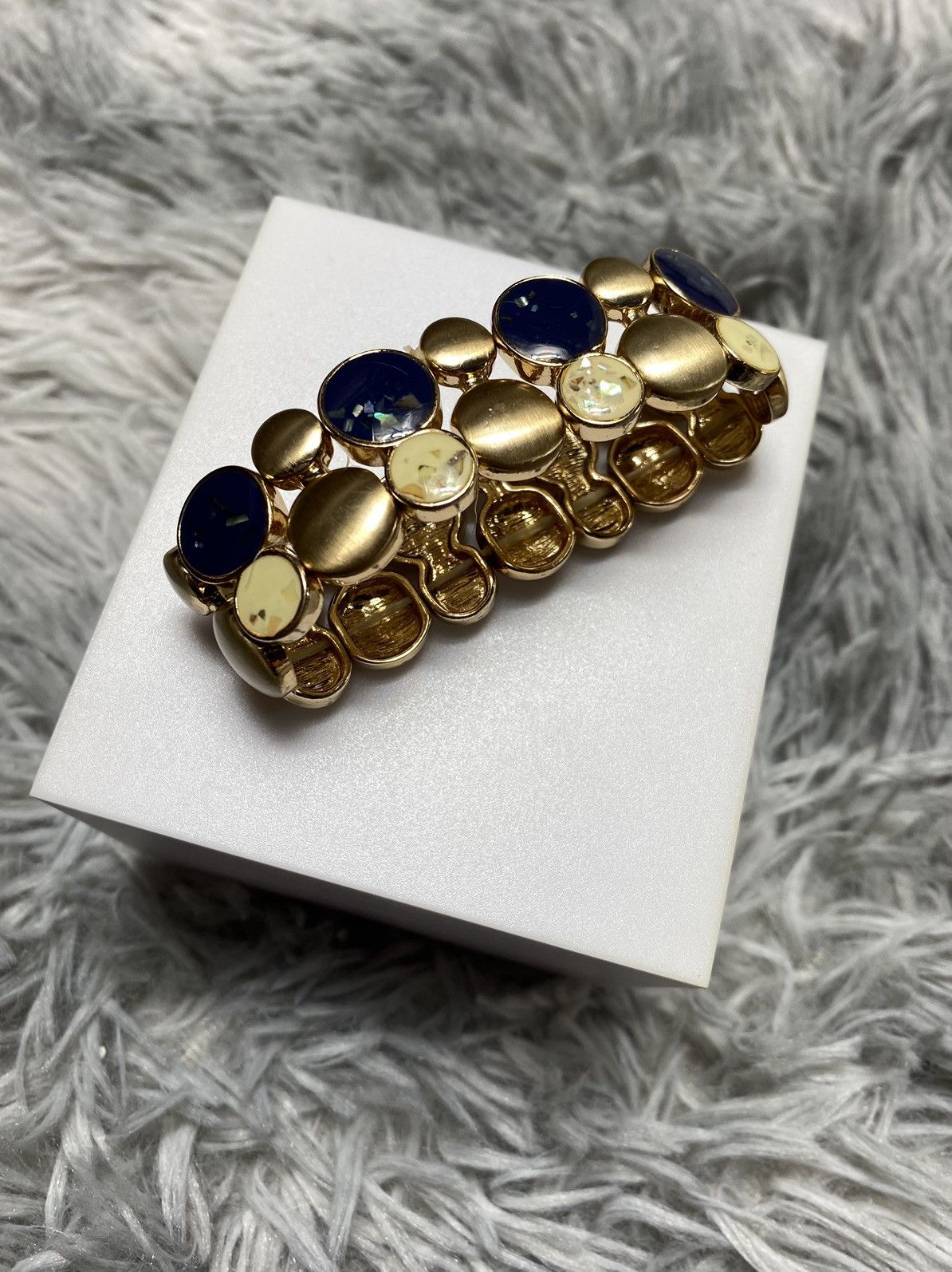 Jewelry Gold-Tone Bracelet with Cracked Glass Effect | Modern Style Size ONE SIZE - 2 Thumbnail