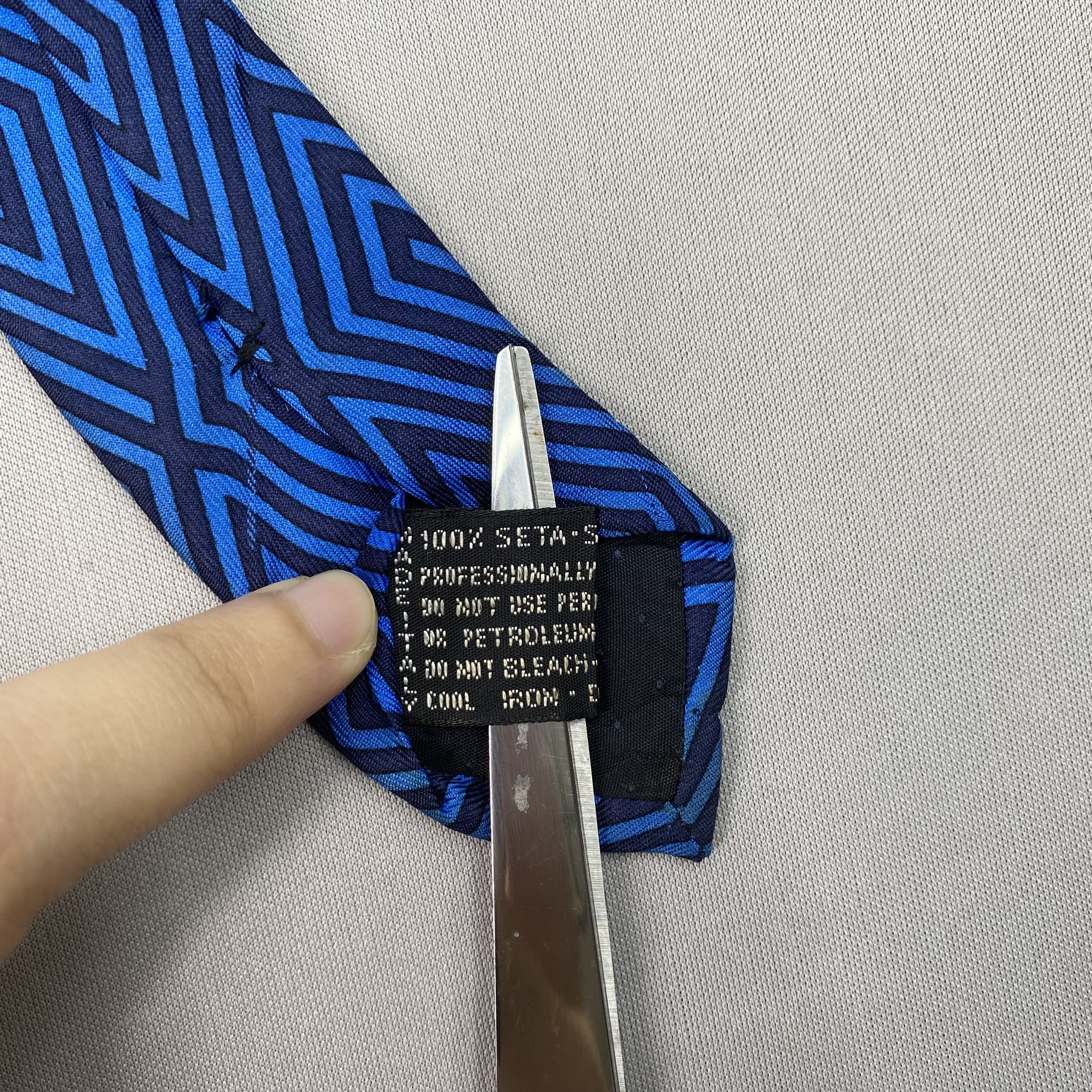 Japanese Brand Vintage Gianni Versace SILK Necktie Cravate Pure Silk Size ONE SIZE - 9 Thumbnail