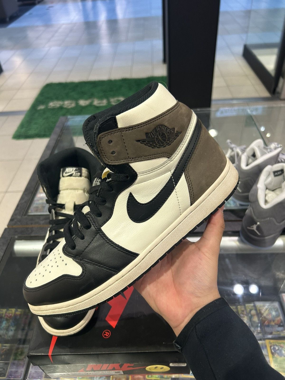 Jordan Brand Jordan 1 dark mocha 2020 Size US 11.5 / EU 44-45 - 2 Thumbnail